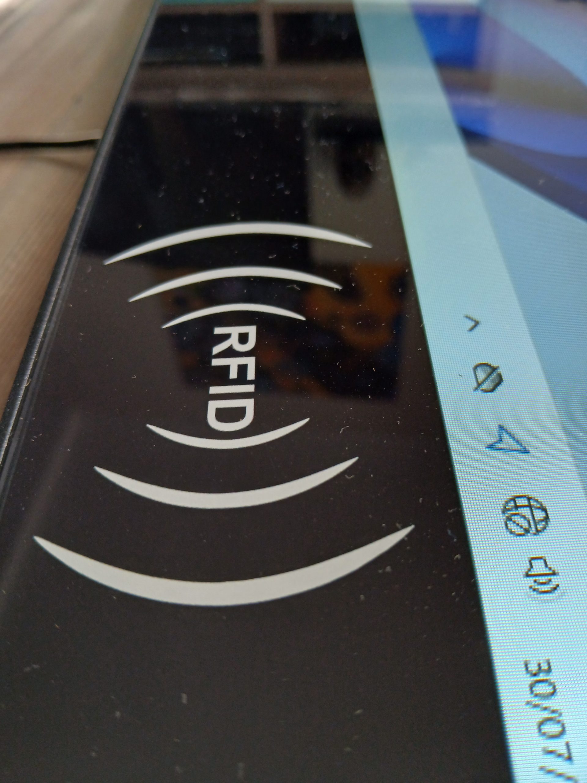 32" érintőképernyős panel PC beépített RFID olvasóval